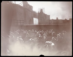 Dívky pracující na střešní zeleninové zahradě, Manhattan Bridge viditelný za ní, New York, 1910 (stříbrný želatinový tisk)